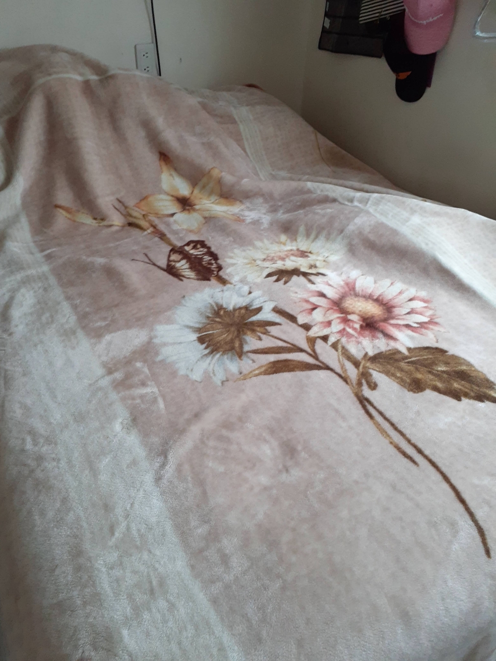 Plush Floral Throw Blanket in Pink